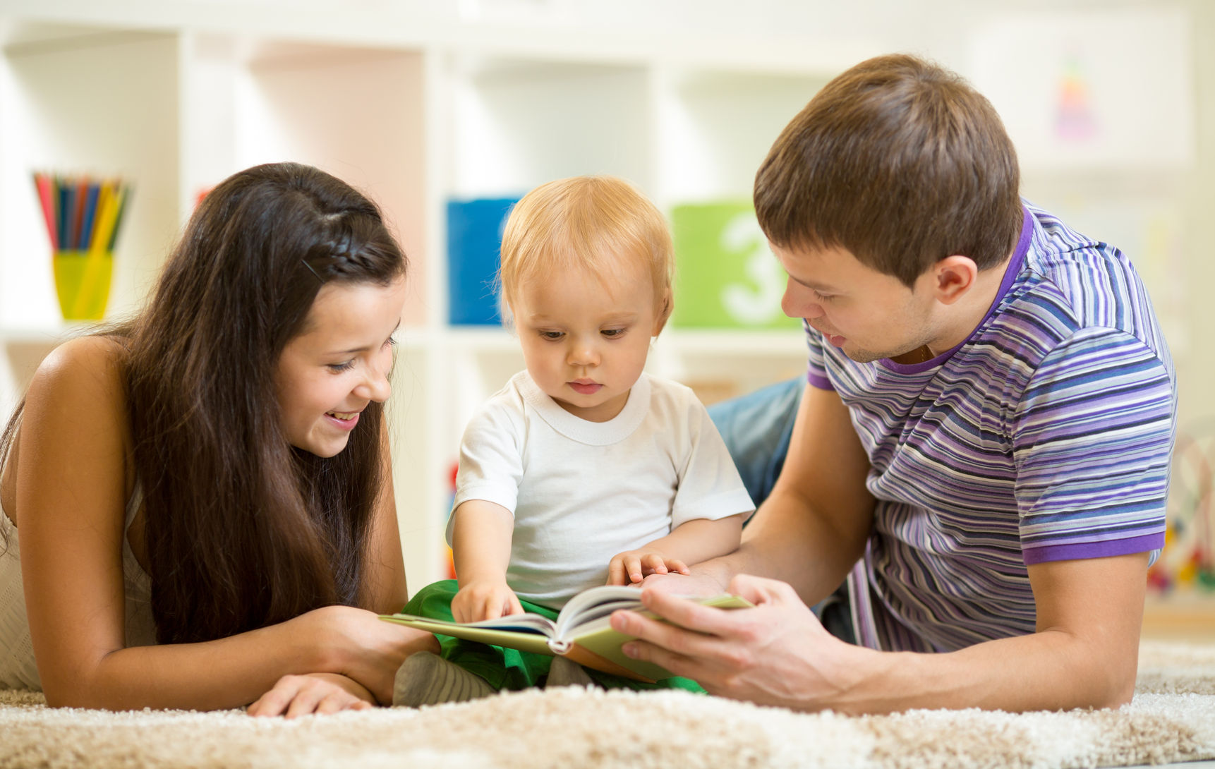 Папа мама малыш телефон. Родители играют с детьми. Мама читает дети играют. Мама и папа играют с ребенком. Совместное чтение родителей с детьми.
