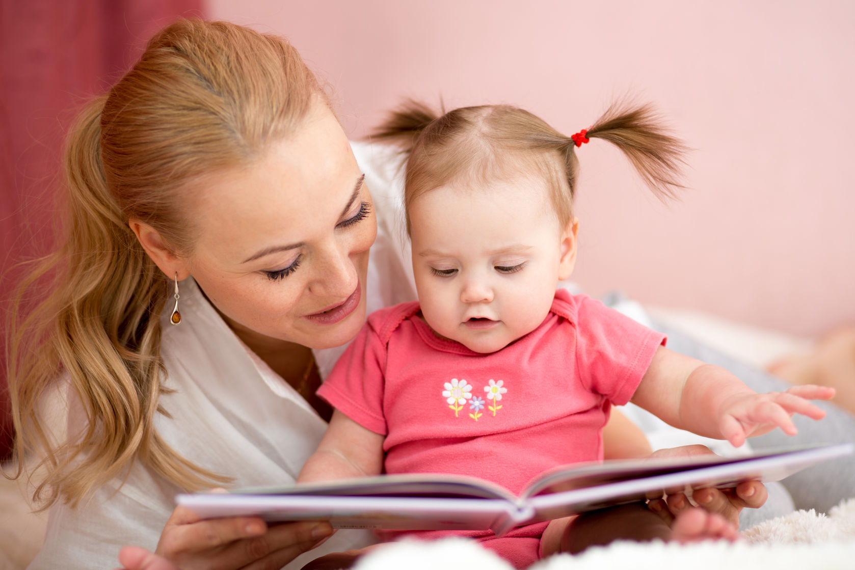 Молодая мама читать. Мама читает ребенку. Мама читает книгу. Мама читает сказку. Мама с книжкой и ребенком.