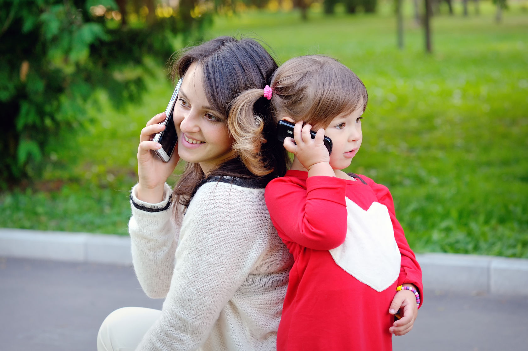 Дочка разговаривает с мамой по телефону. Общение детей. Мама с ребенком с телефоном. Телефонные разговоры с родителями. Мама с мобильником и малыш.