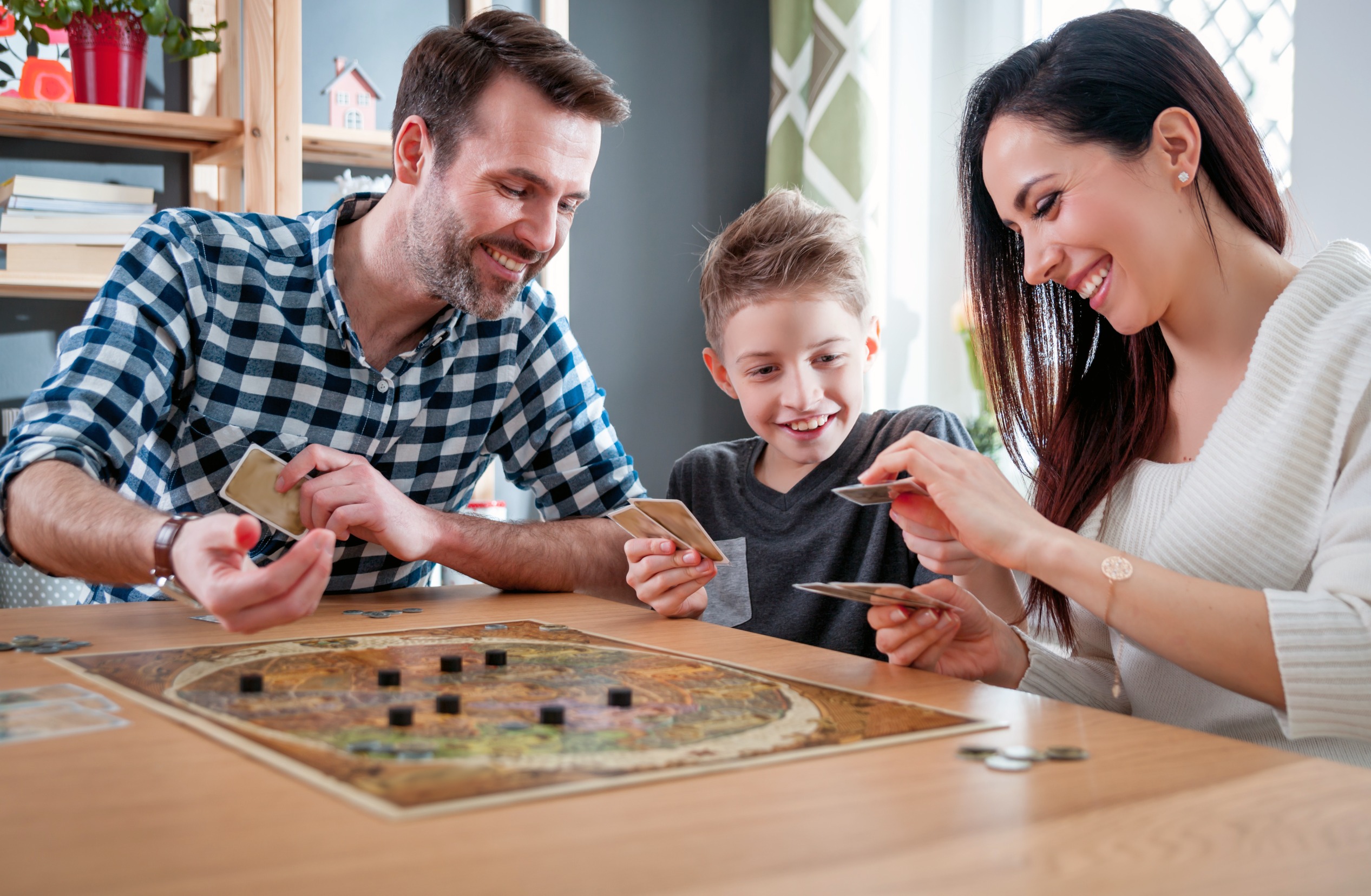 We play board games. Родители и дети. Семейные игры. Игра в настольные игры. Настольные игры для детей.